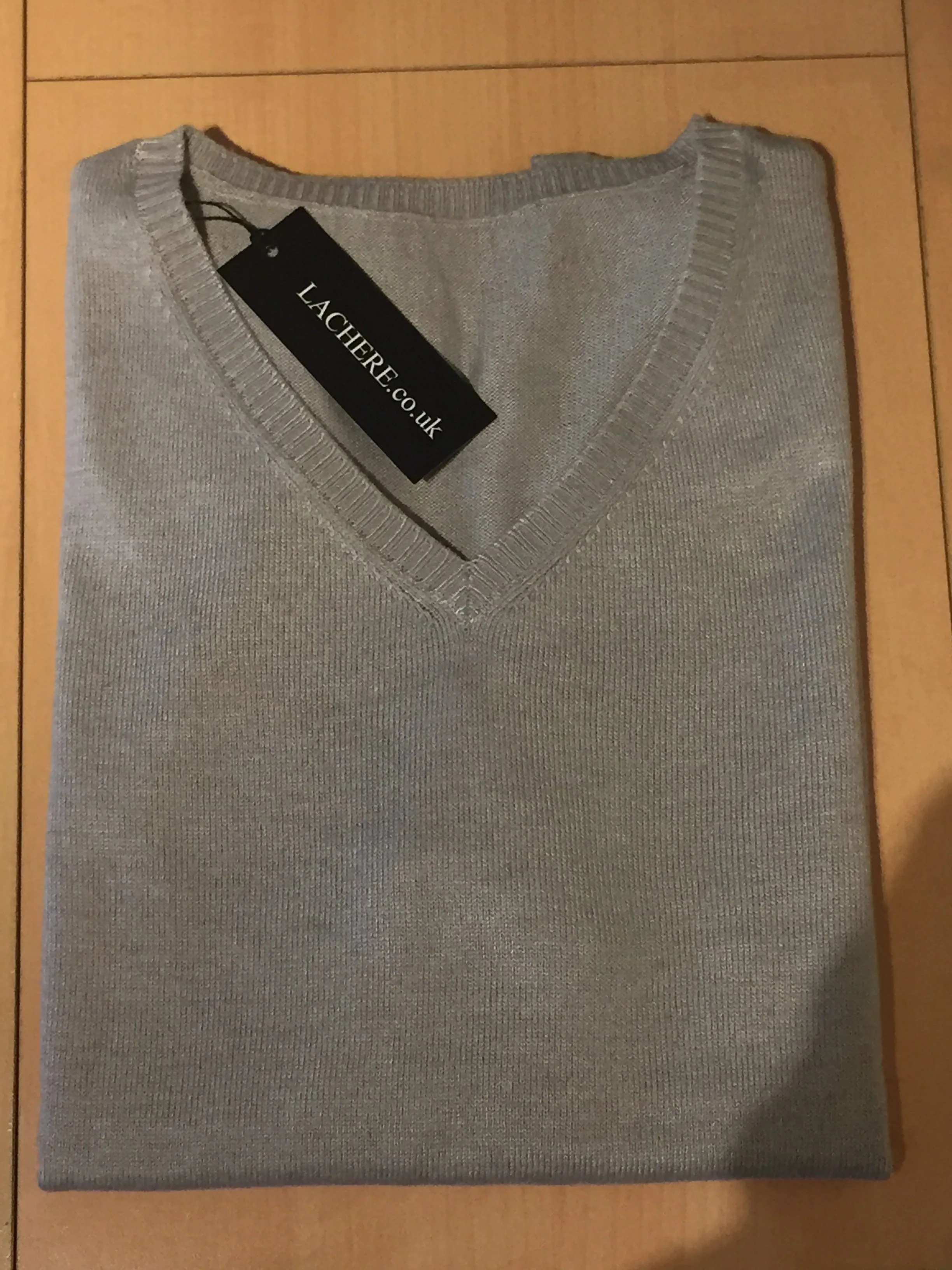 LACHERE Classic V-Neck Sweater