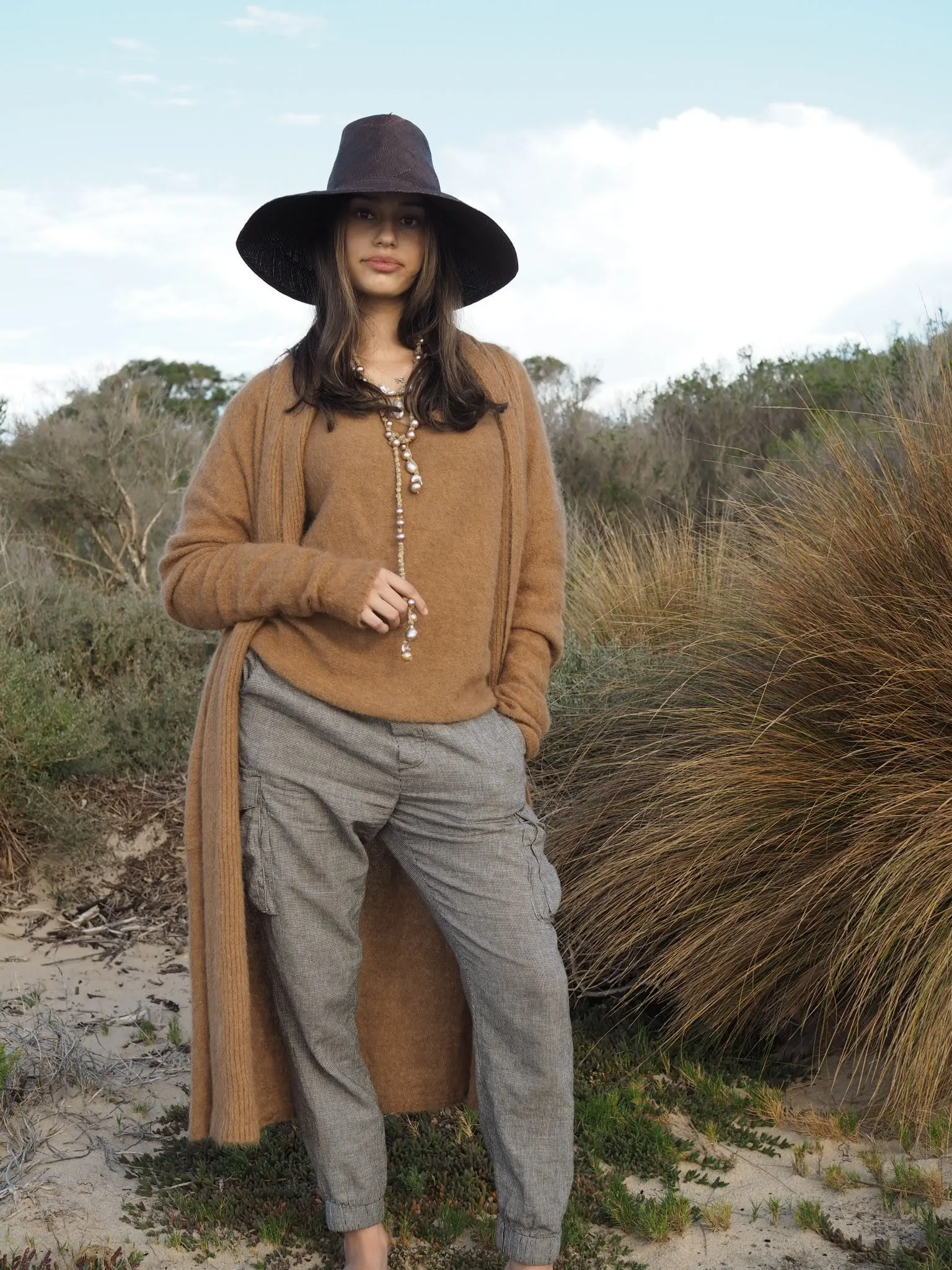 Light weight V-neck sweater (Alpaca) - Camel