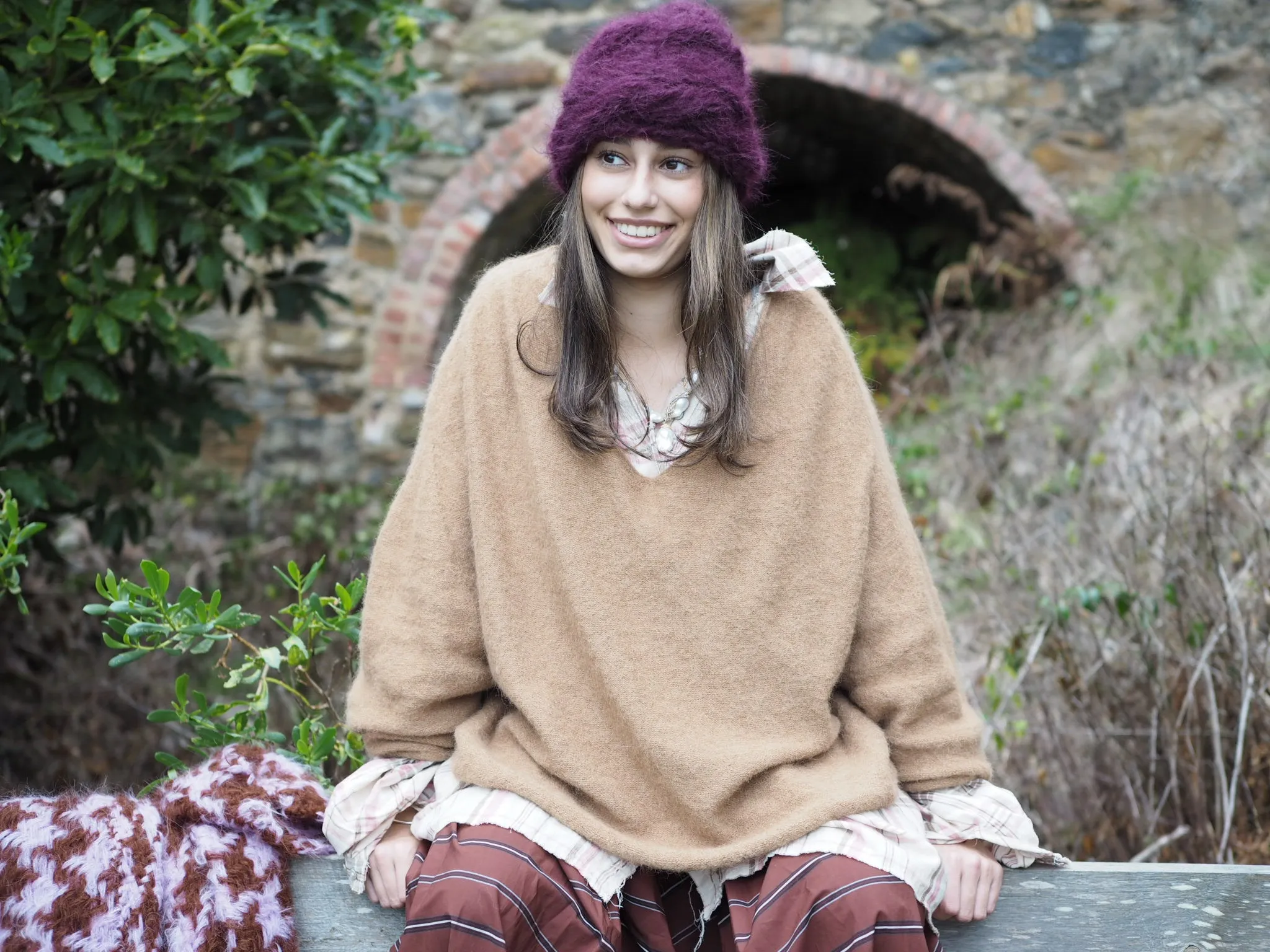Light weight V-neck sweater (Alpaca) - Camel