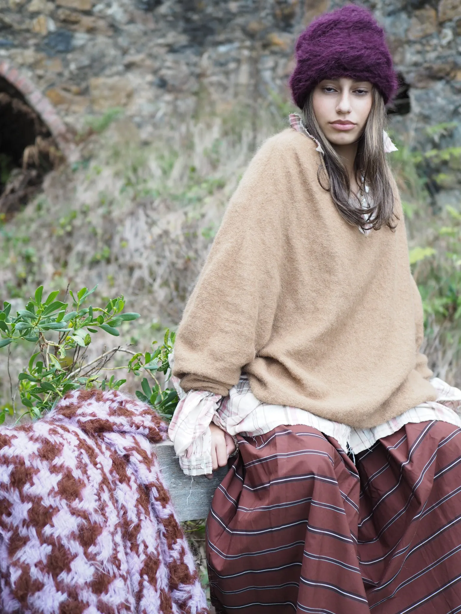 Light weight V-neck sweater (Alpaca) - Camel