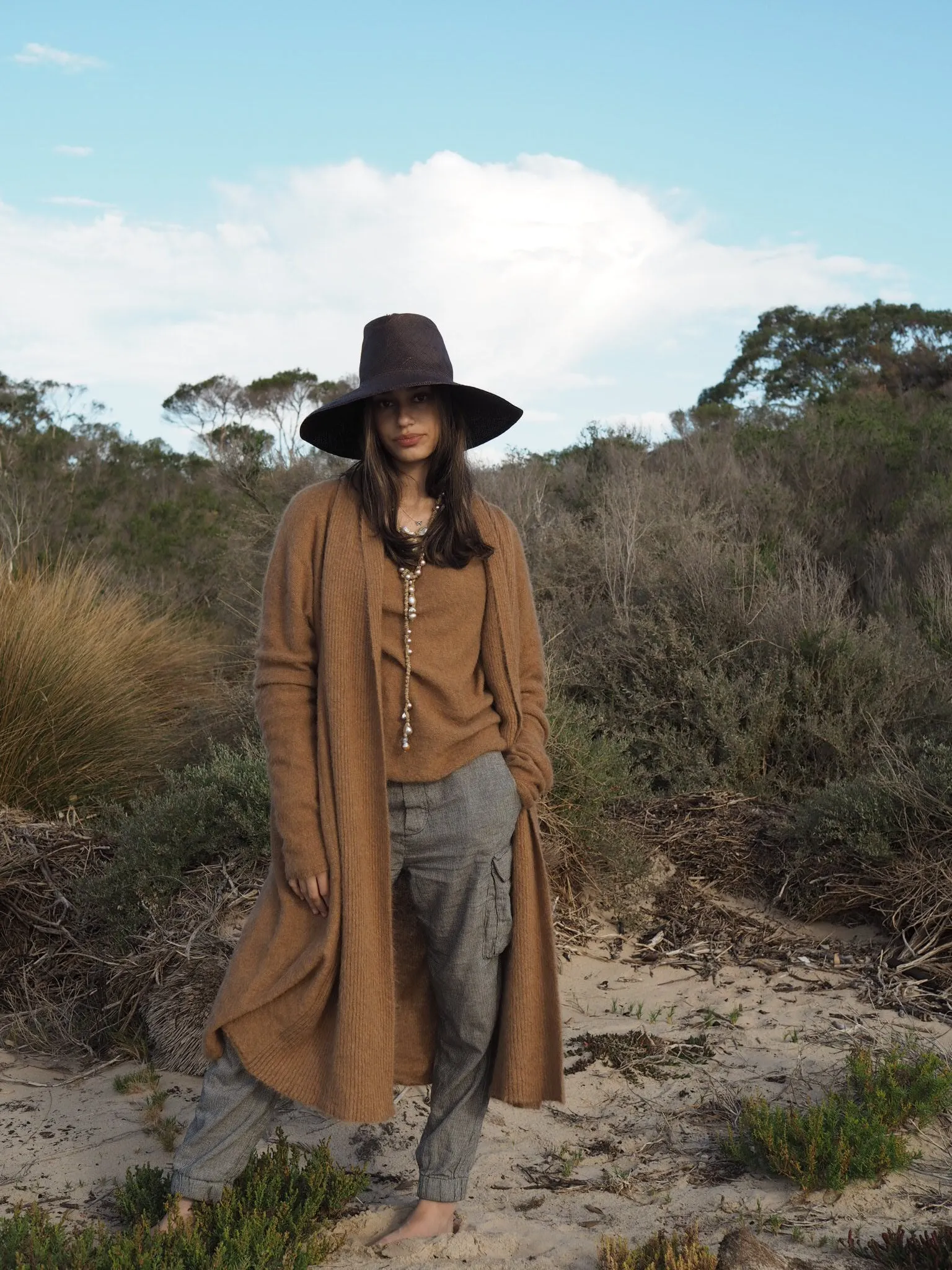 Light weight V-neck sweater (Alpaca) - Camel