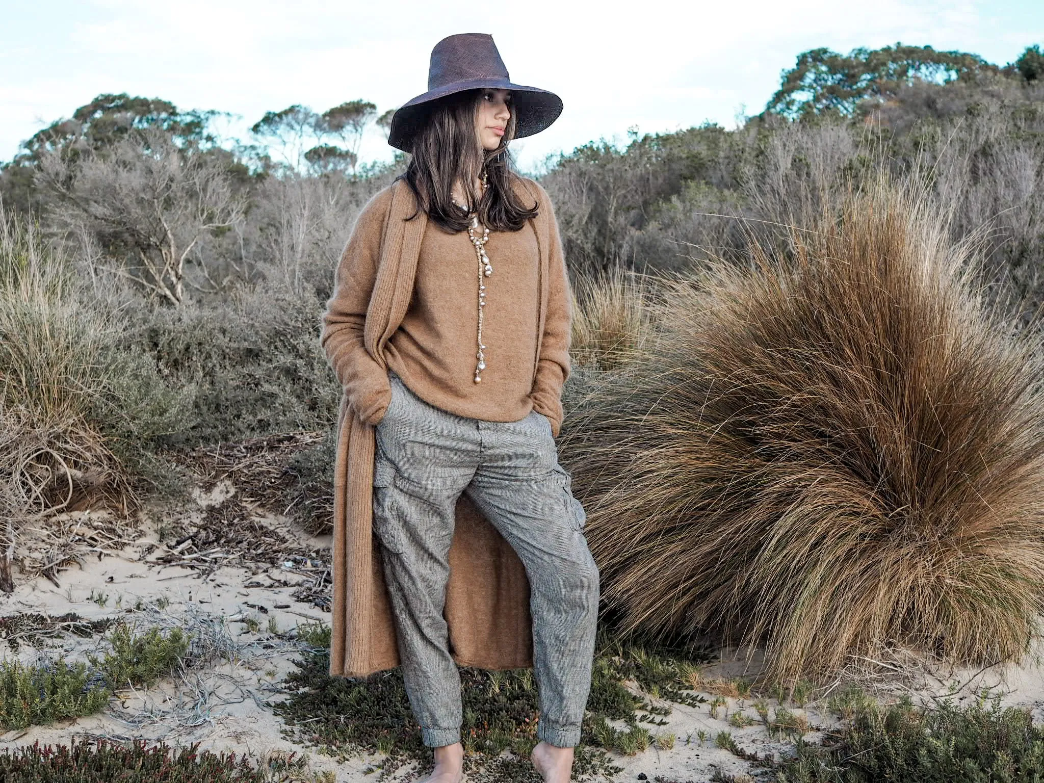 Light weight V-neck sweater (Alpaca) - Camel