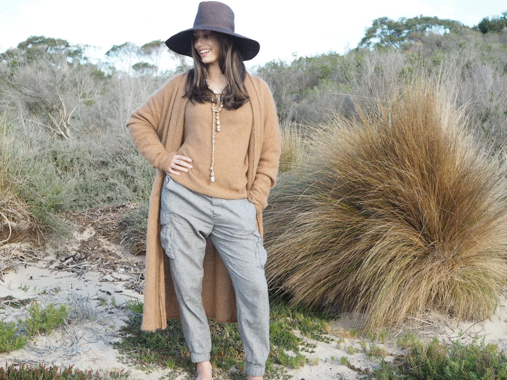 Light weight V-neck sweater (Alpaca) - Camel