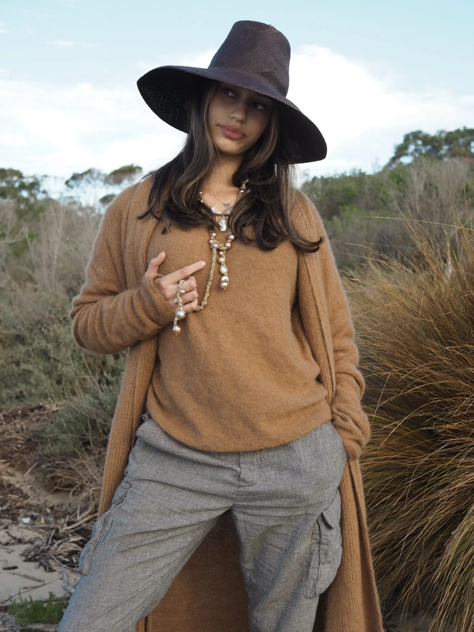 Light weight V-neck sweater (Alpaca) - Camel