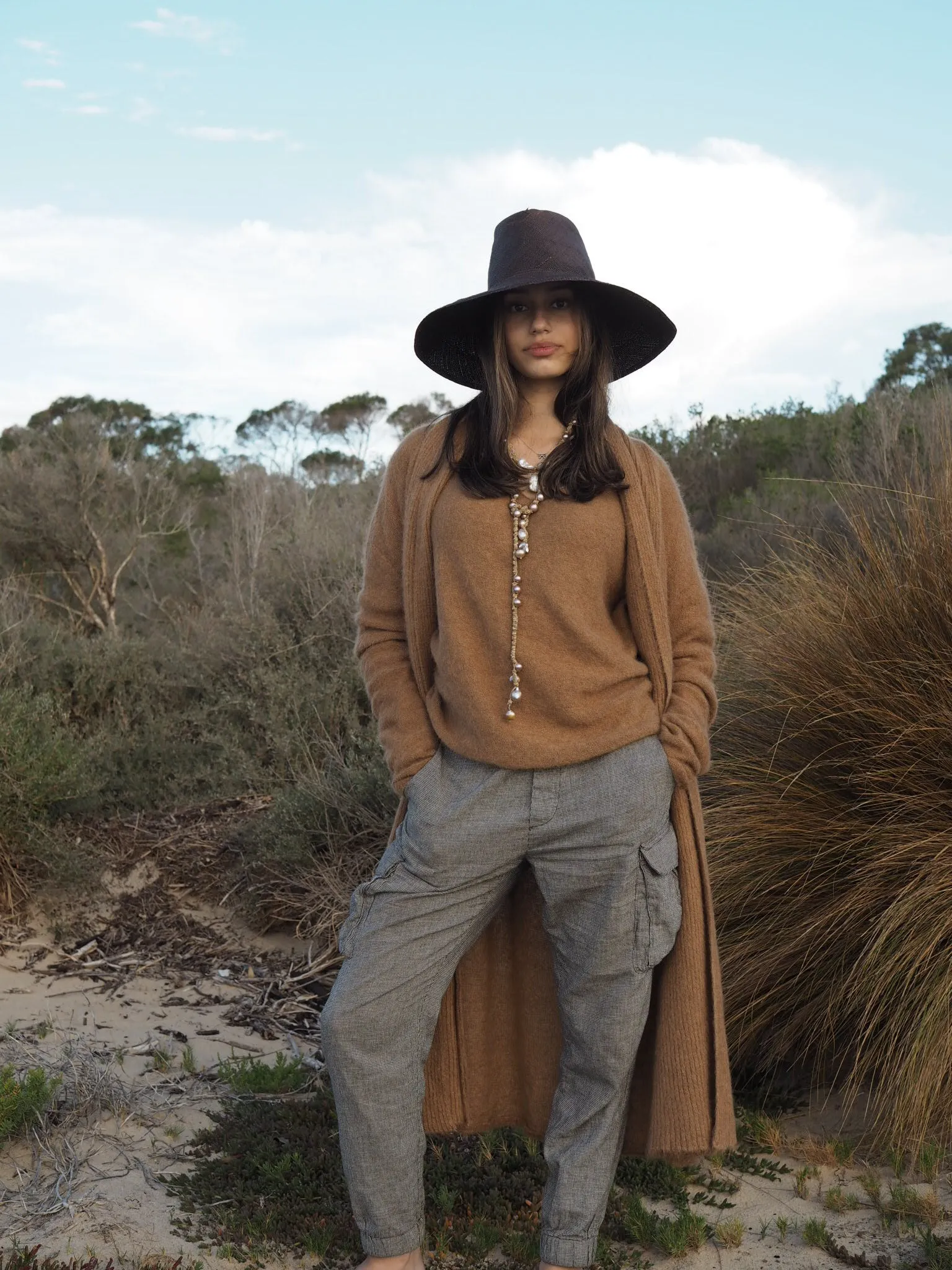 Light weight V-neck sweater (Alpaca) - Camel