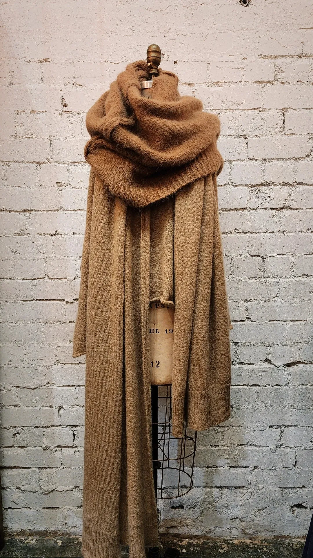 Light weight V-neck sweater (Alpaca) - Camel