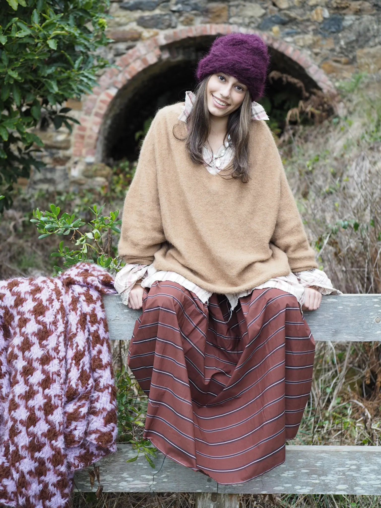 Light weight V-neck sweater (Alpaca) - Camel