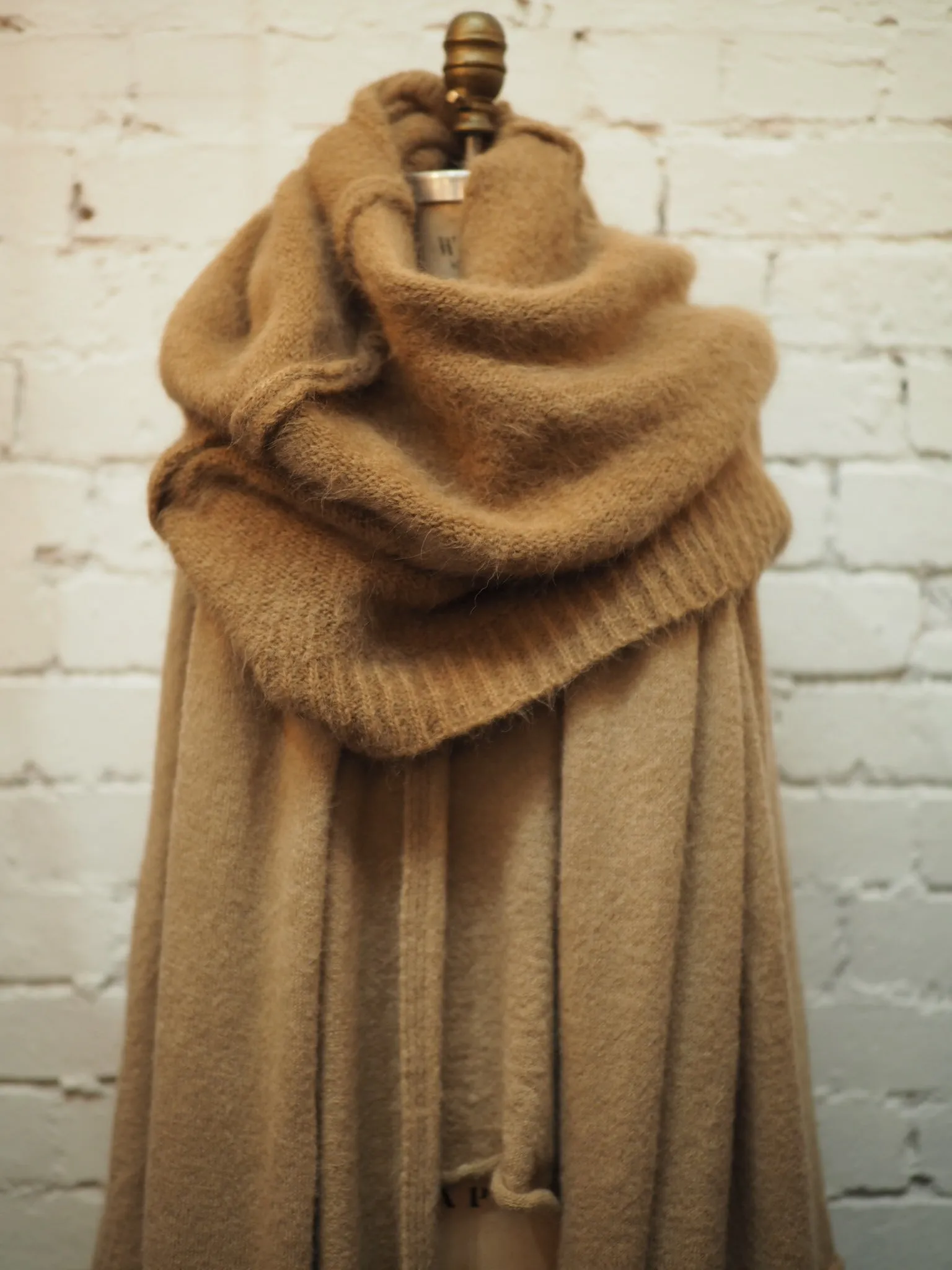 Light weight V-neck sweater (Alpaca) - Camel