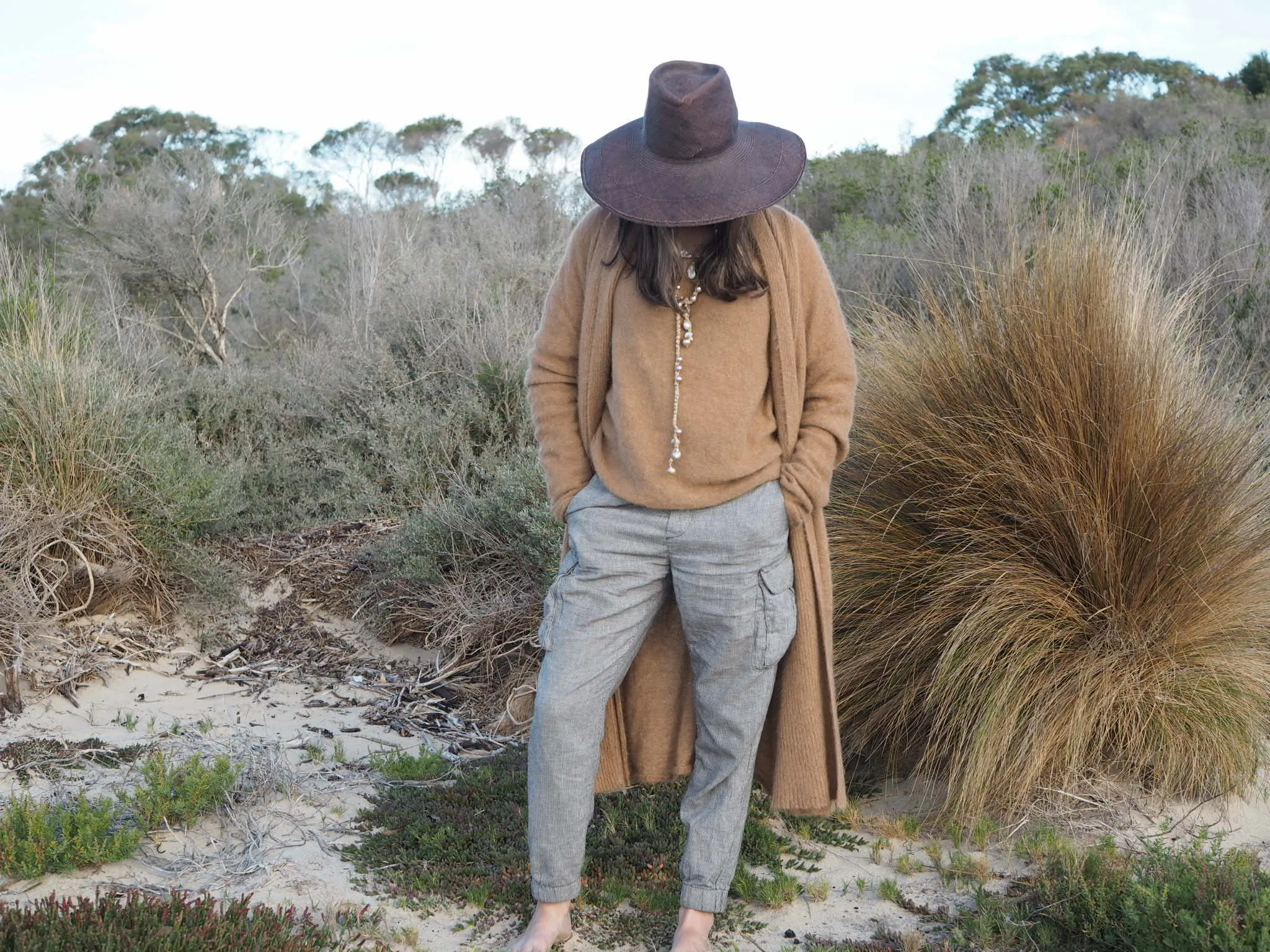 Light weight V-neck sweater (Alpaca) - Camel