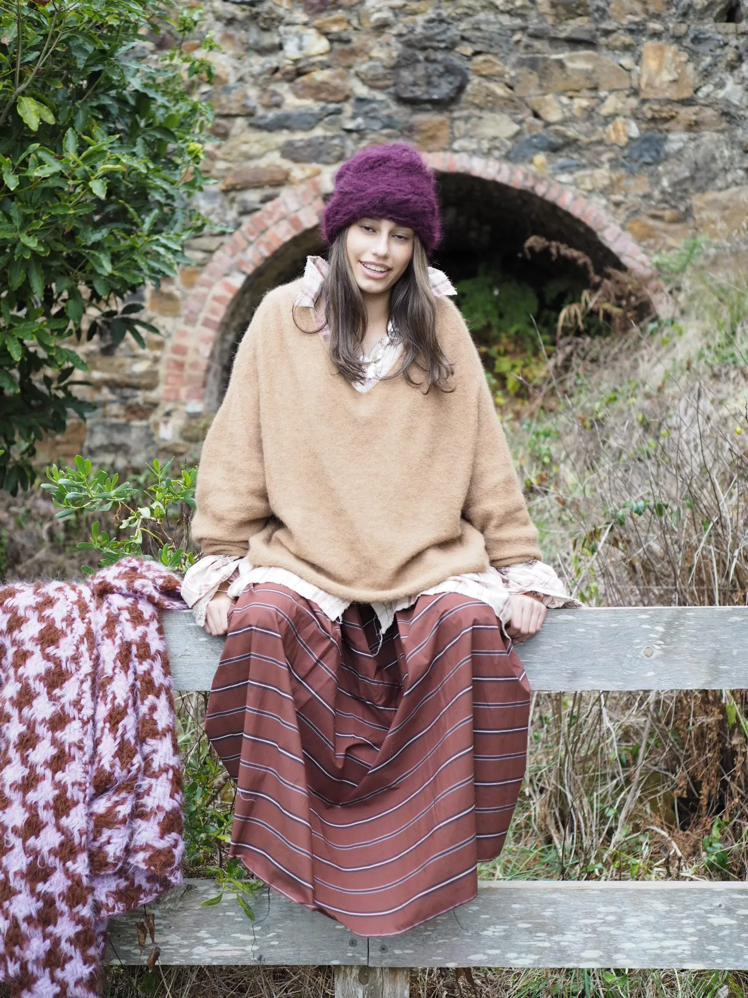 Light weight V-neck sweater (Alpaca) - Camel