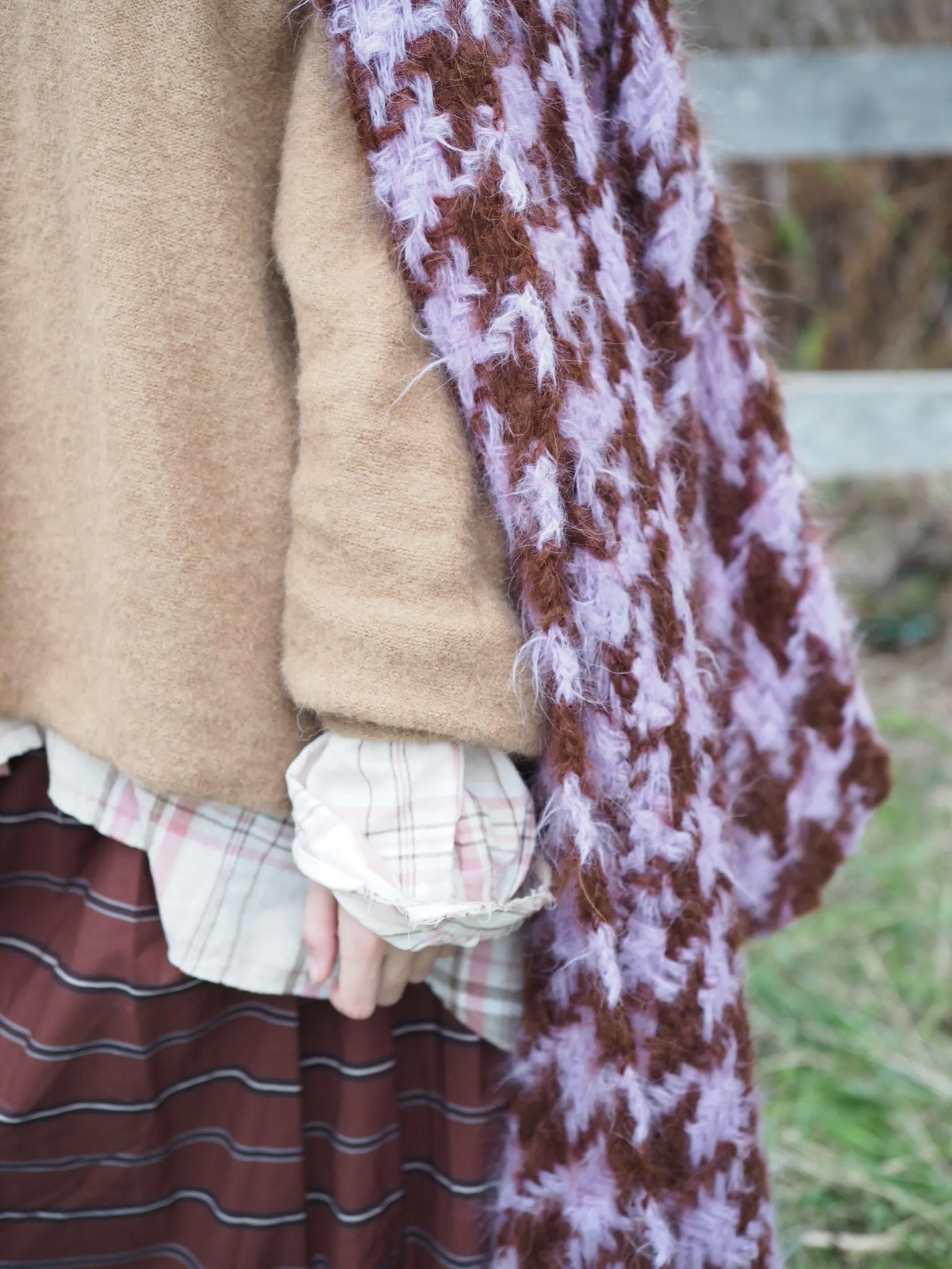 Light weight V-neck sweater (Alpaca) - Camel