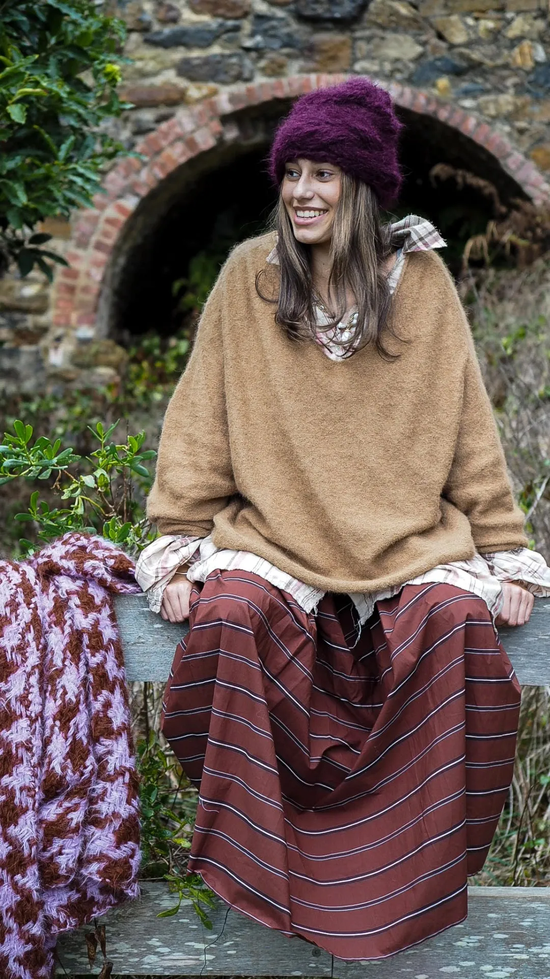 Light weight V-neck sweater (Alpaca) - Camel