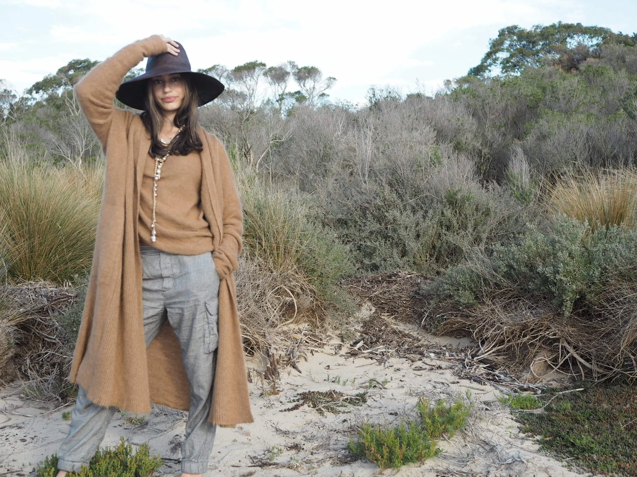 Light weight V-neck sweater (Alpaca) - Camel