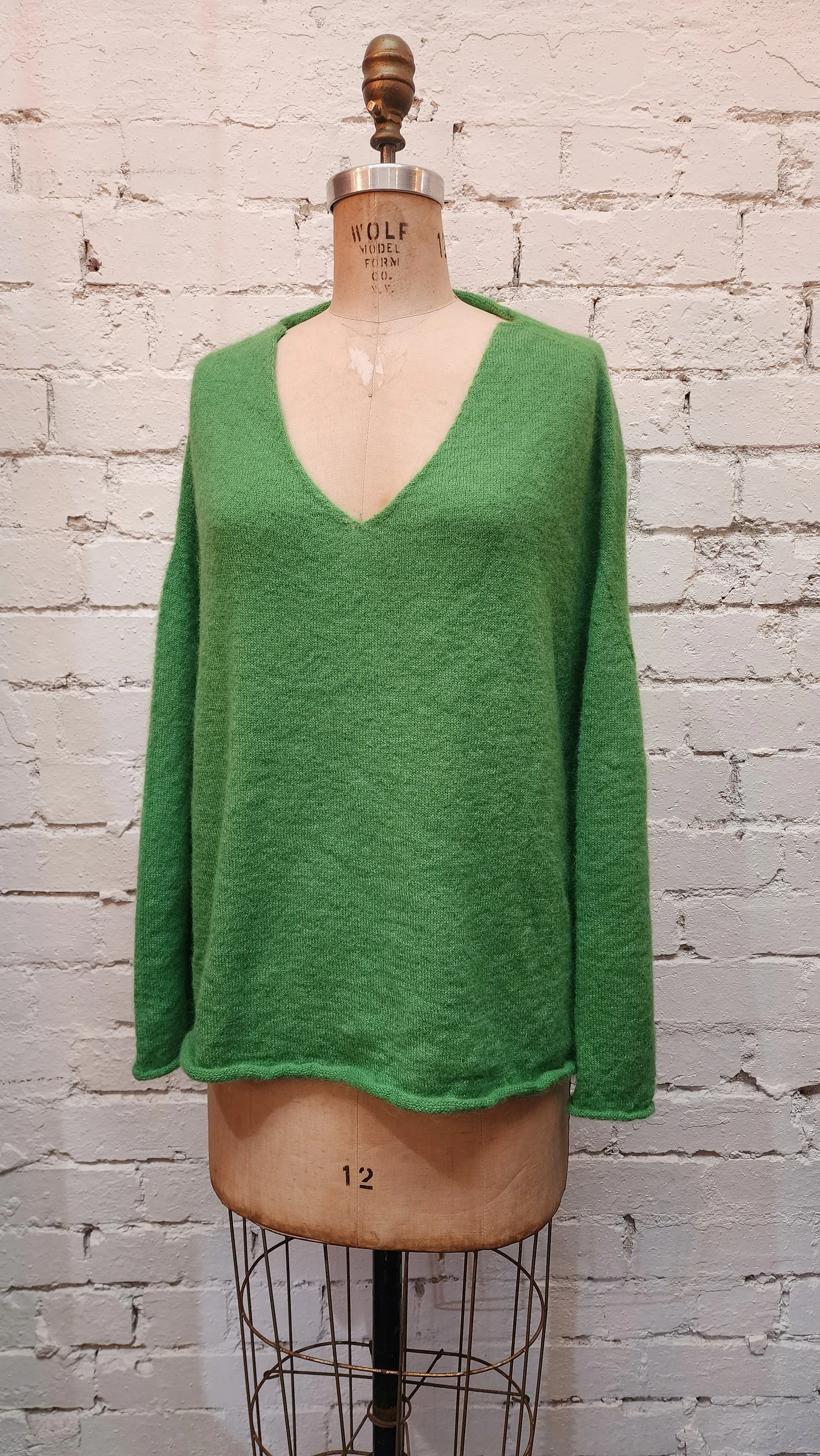 Light weight V-neck sweater (Alpaca) - Green