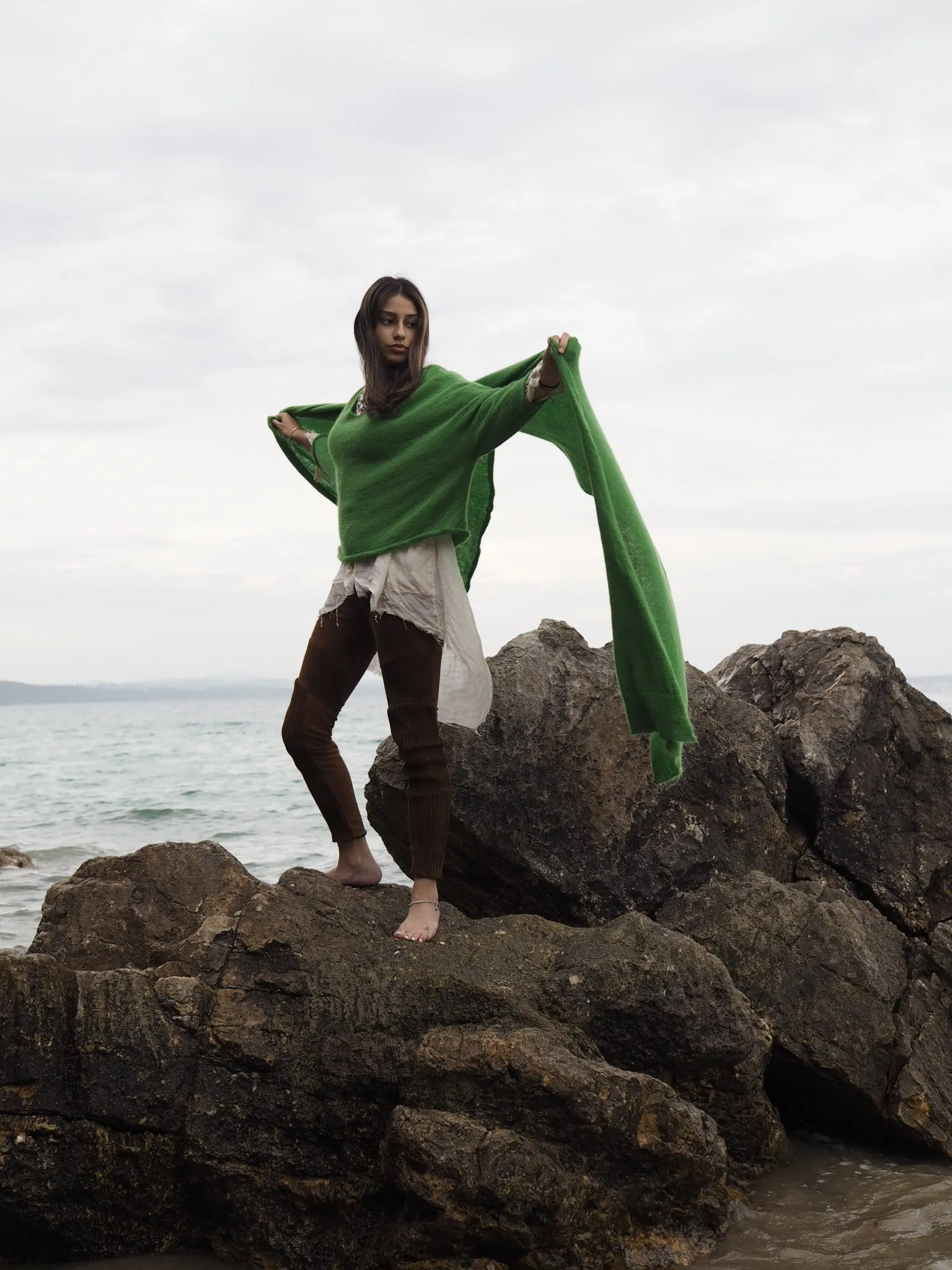 Light weight V-neck sweater (Alpaca) - Green