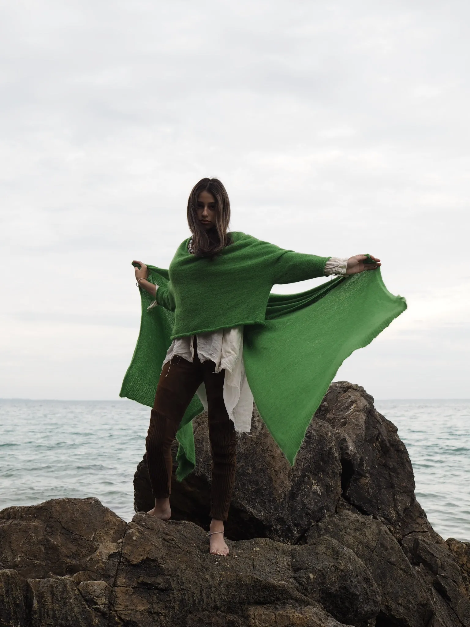 Light weight V-neck sweater (Alpaca) - Green
