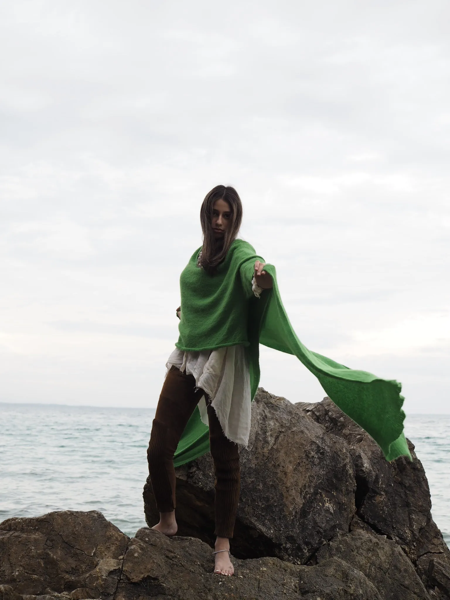 Light weight V-neck sweater (Alpaca) - Green